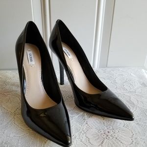 GUESS PLASMAS 2 PATENT PUMPS (BLACK LL SIZE 7M)